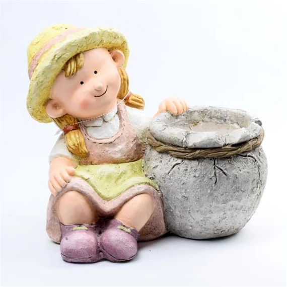 Lány kalapban cseréppel ülő 33x34x31 cm