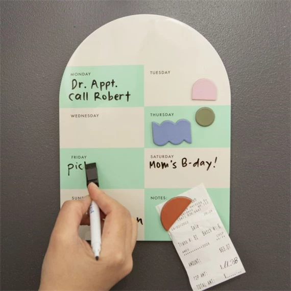 Mágneses törölhető tábla mágnesekkel