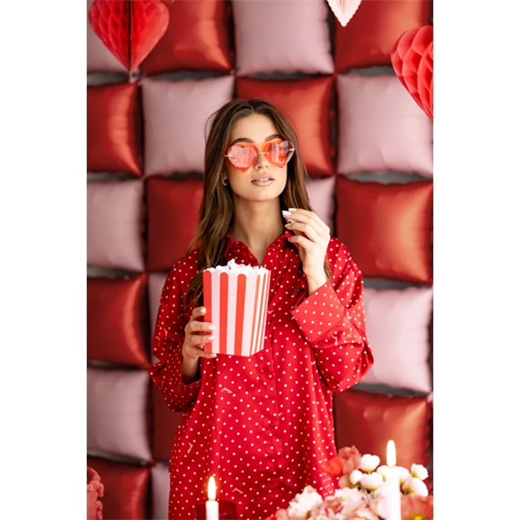 Szív alakú szemüveg piros, keret szélessége 13,5 cm, keret magassága 5 cm, szár hossza 13 cm